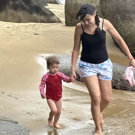 Aline Favaro em casa com a filha