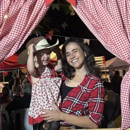 Aline Favaro brincando com a filha